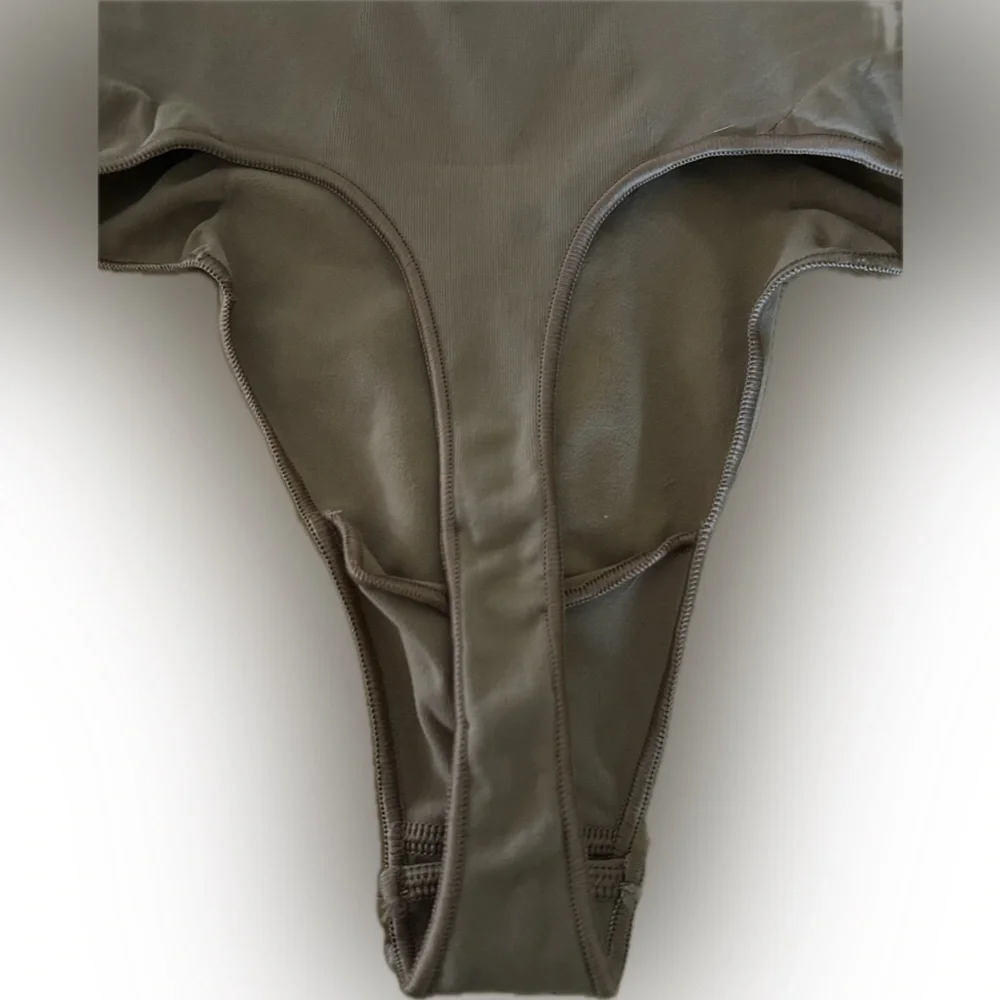 SKIMS seamless scoop neck thong bodysuit - Picture 5 of 5